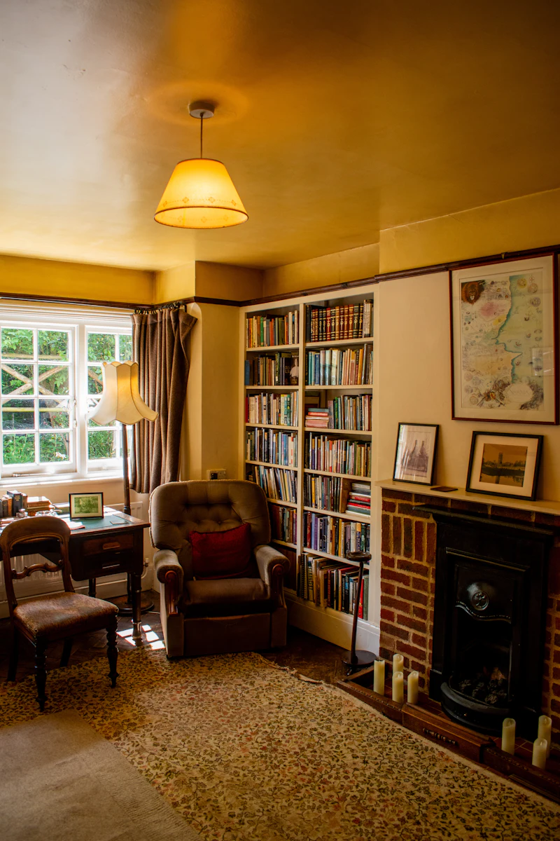 Sala acolhedora com estantes de livros e luz natural